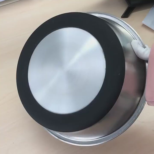 Dog bowl, a heavy-duty metal food and water bowl for feeding dogs and cats, can be washed in a dishwasher, made of anti-rust stainless steel, and features a BPA-free rubber base
