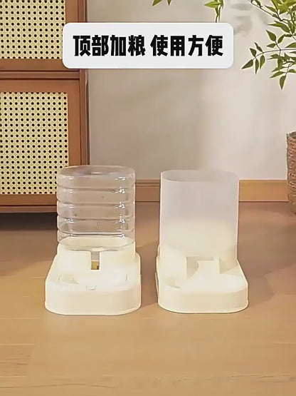 The new automatic feeder, featuring a dog bowl and cat basin, is designed for both feeding and drinking. It has a large capacity and is suitable for both cats and dogs